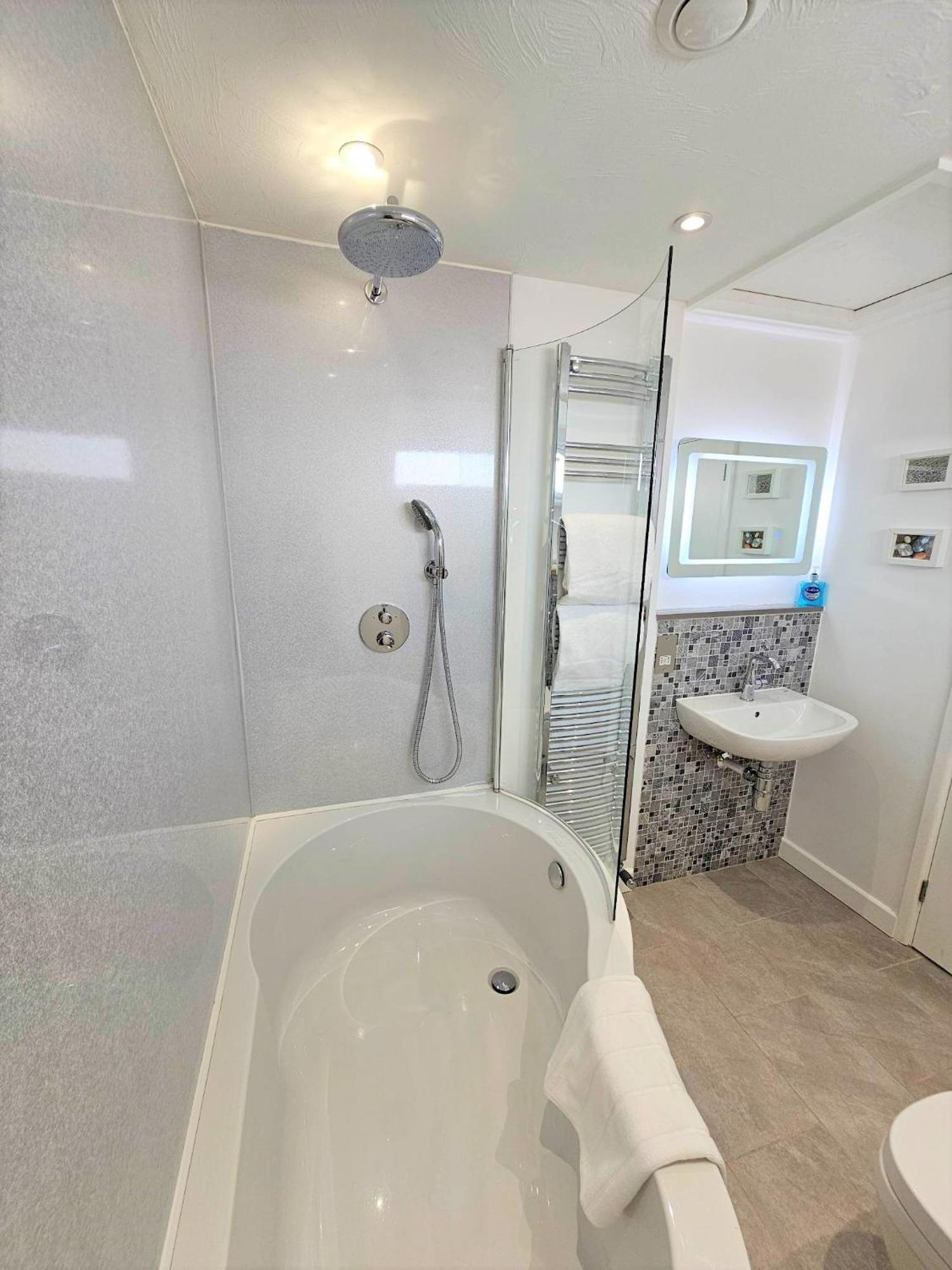 Bosun'S Cottage Luxury Stay In The Heart Of Town 웨이머스만 외부 사진