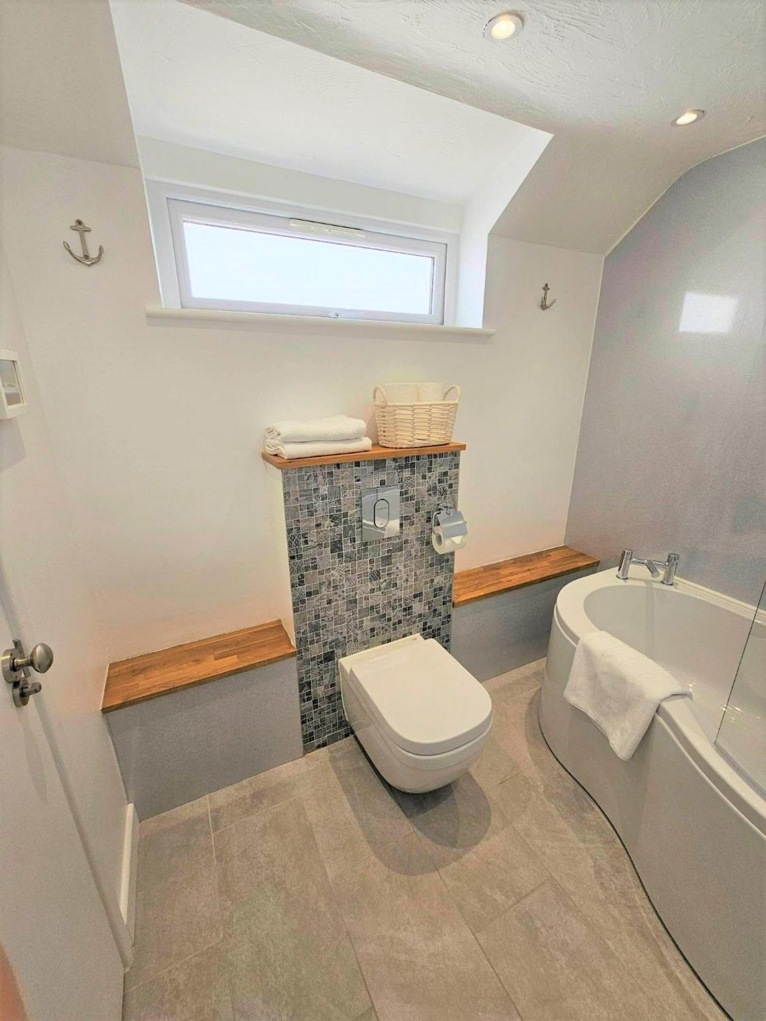 Bosun'S Cottage Luxury Stay In The Heart Of Town 웨이머스만 외부 사진